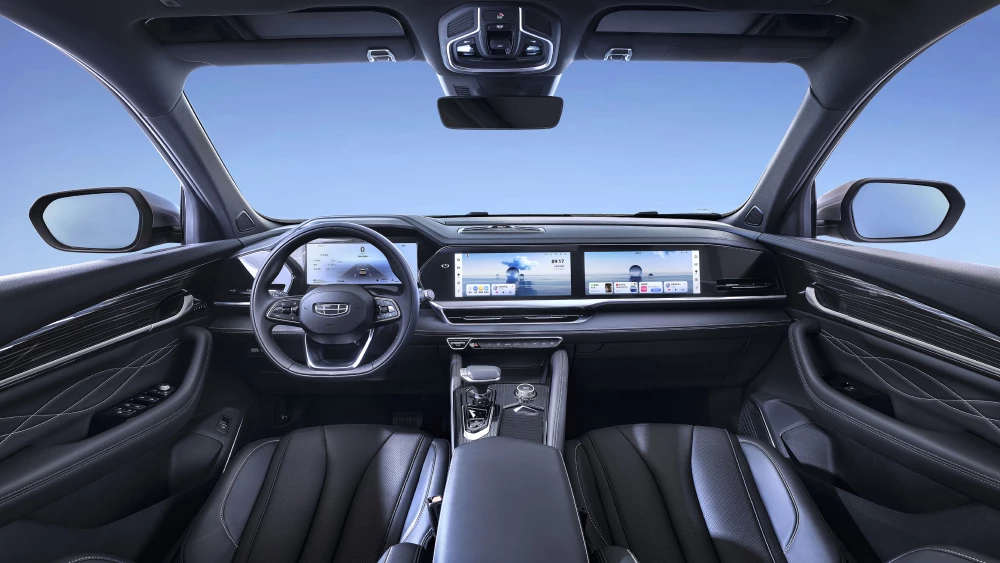 Кроссовер Geely Monjaro удешевили в Китае сбоку 2 литра передний привод салон черный