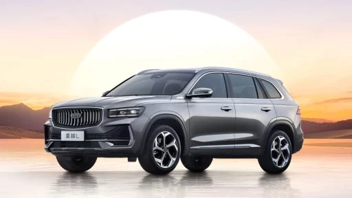 Кроссовер Geely Monjaro удешевили в Китае сбоку 2 литра передний привод спереди серый