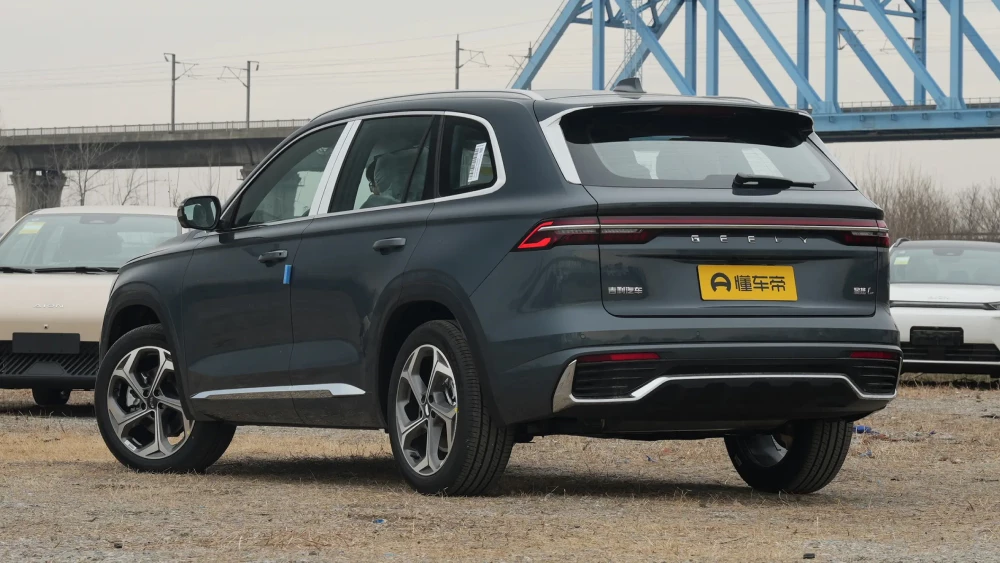 Кроссовер Geely Monjaro удешевили в Китае сбоку 2 литра передний привод сзади серый yueshan