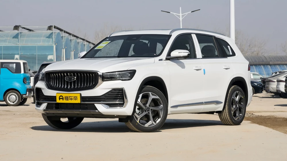 Кроссовер Geely Monjaro удешевили в Китае сбоку 2 литра передний привод спереди белый qingyun