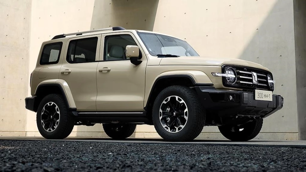 tank 300 hi4-t phev спереди сбоку