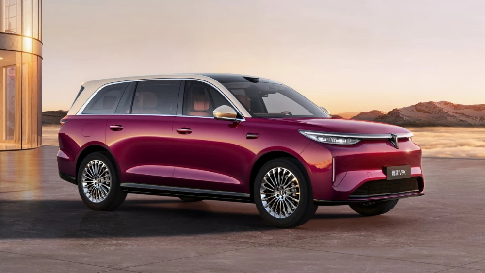 gwm wey v9x сбоку спереди гибридный кроссовер внедорожник двухцветный