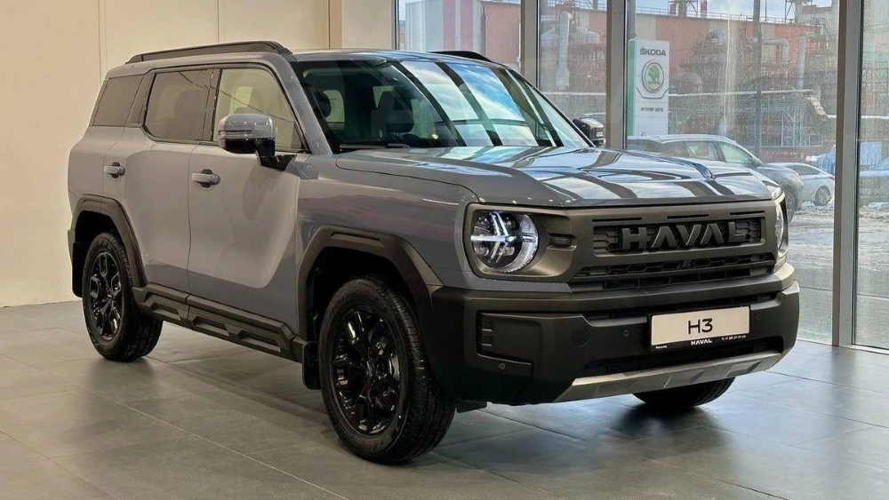 обновленный haval h3 у дилера в автосалоне регинас сбоку спереди