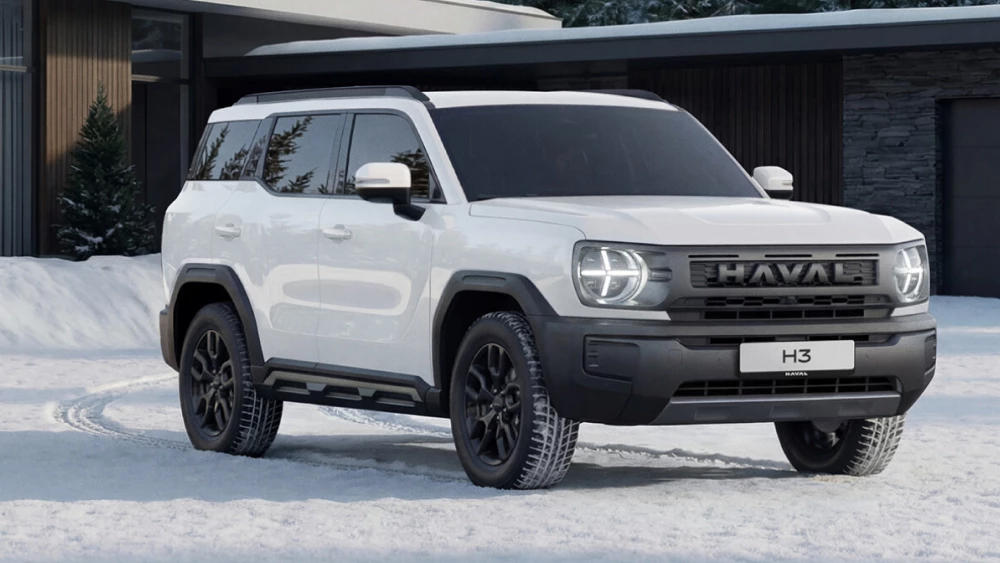 Кроссовер Haval H3 обновился и получил новый мотор в России сбоку спереди белый 
