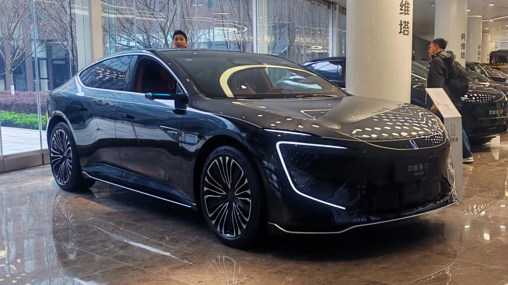 avatr 12 royal edition спереди сбоку в чунцине