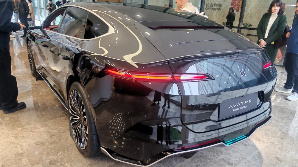 avatr 12 royal edition сзади сбоку в чунцине