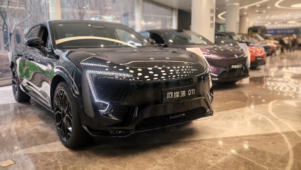 У бренда Avatr появится два новых кроссовера. Один из них уже в этом году Avatr 011 сбоку спереди в чунцине