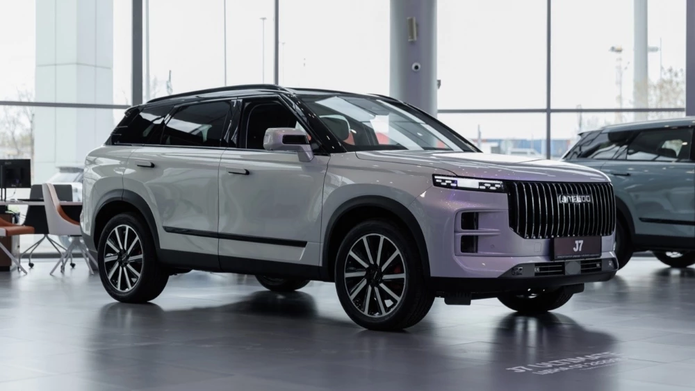 Jaecoo J7 у дилера в автосалоне сбоку спереди бизнес кар новый купить 