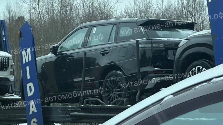 Кроссовер Jaecoo J6 от Chery заметили на автовозе в Москве черный сбоку сзади