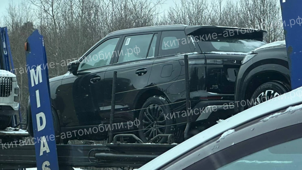 Кроссовер Jaecoo J6 от Chery заметили на автовозе в Москве черный сбоку сзади
