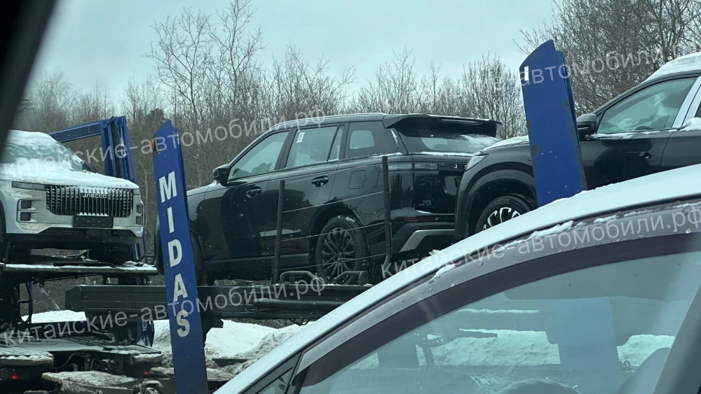 Кроссовер Jaecoo J6 от Chery заметили на автовозе в Москве черный сбоку сзади jaecoo j7 jaecoo j8