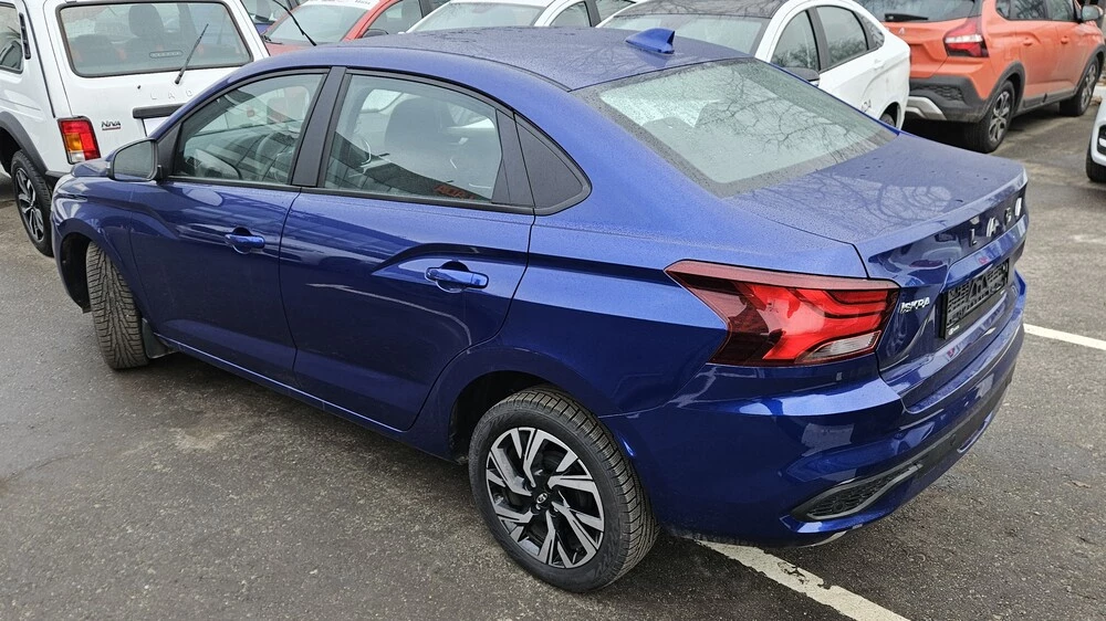 Lada Iskra седан сбоку сзади