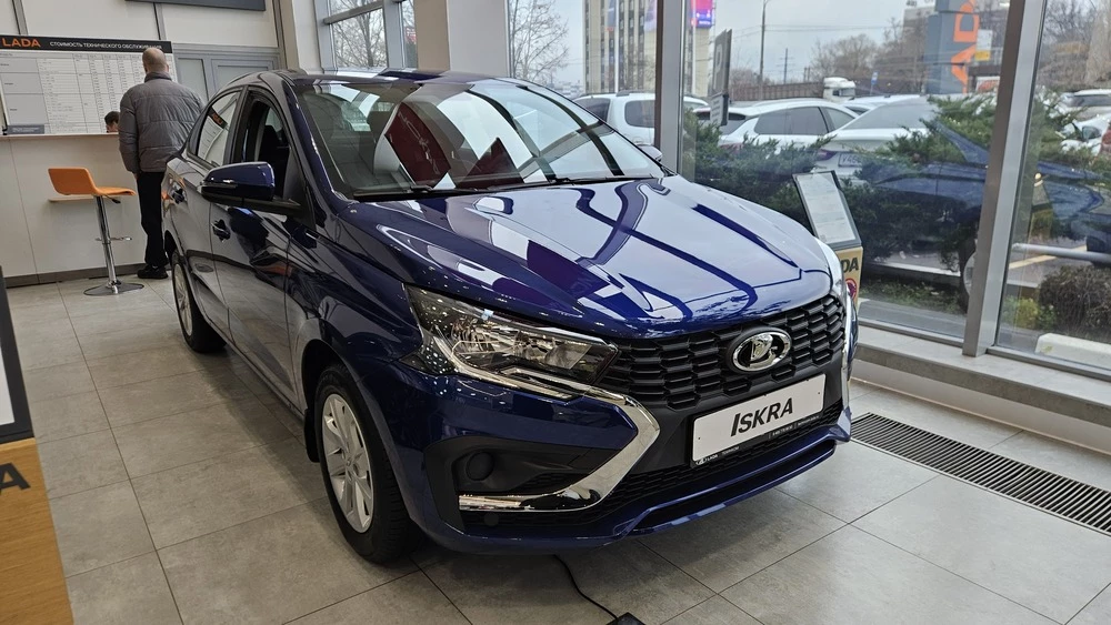 Lada Iskra седан у дилера в автосалоне спереди сбоку