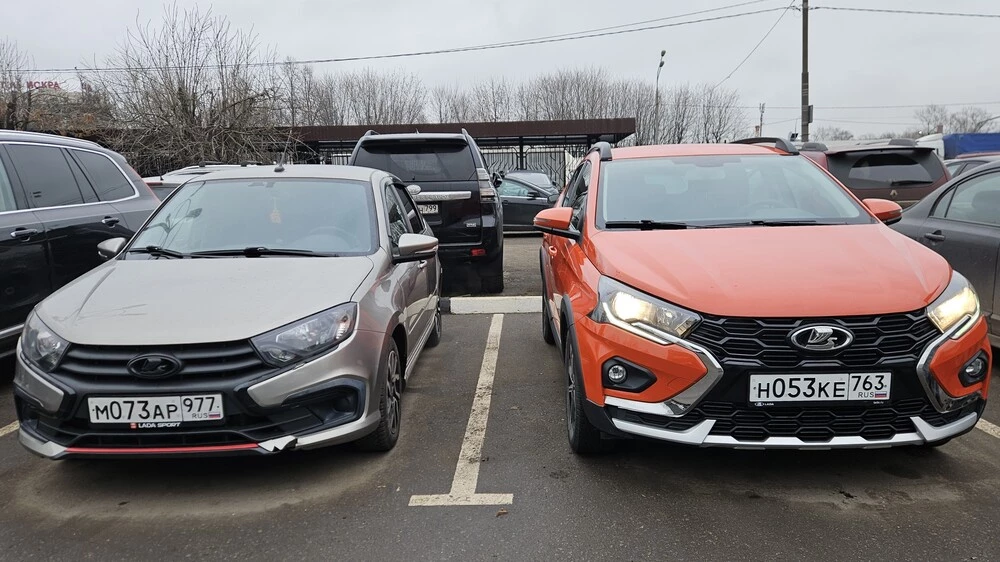 Lada Iskra седан спереди с Granta сравнение