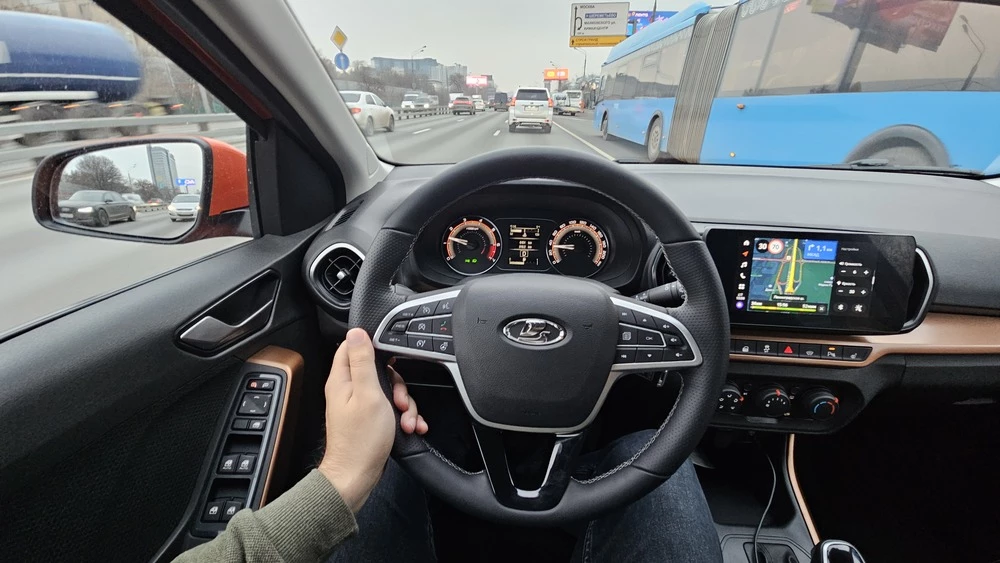 Lada Iskra салон интерьер водитель за рулем