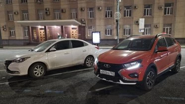 Lada Iskra седан спереди сбоку с Changan Alswin сравнение