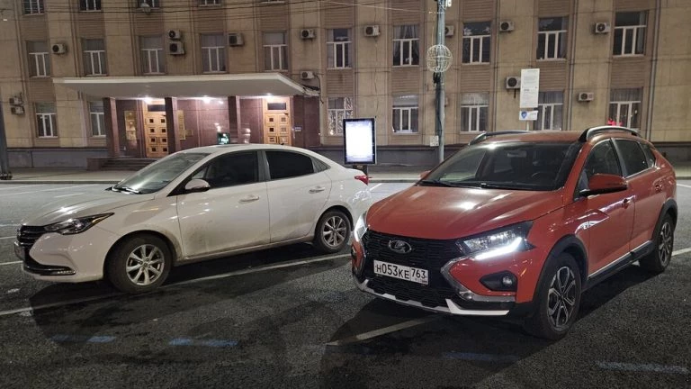 Lada Iskra седан спереди сбоку с Changan Alswin сравнение