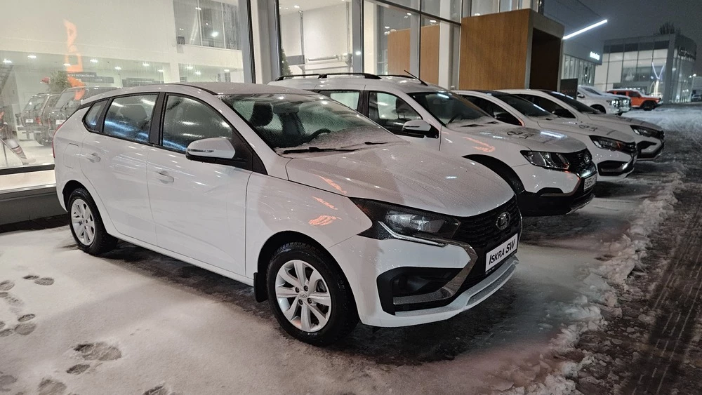 Lada Iskra седан у дилера в автосалоне спереди сбоку