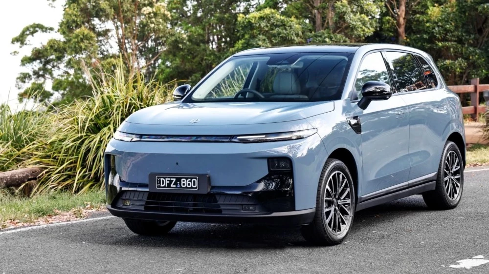 leapmotor b10 спереди сбоку