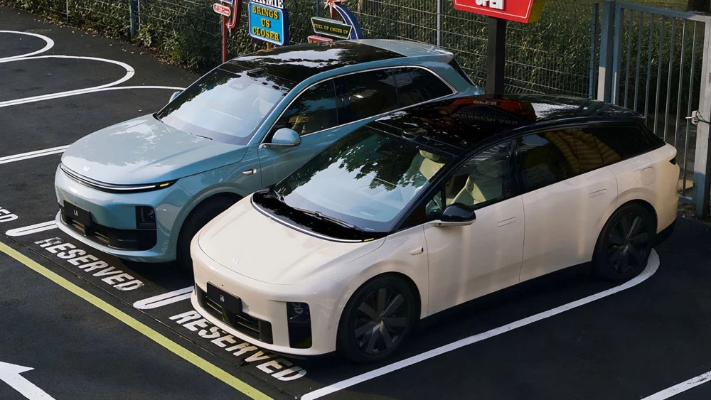 Li Auto i6 сбоку спереди сверху на парковке в Китае
