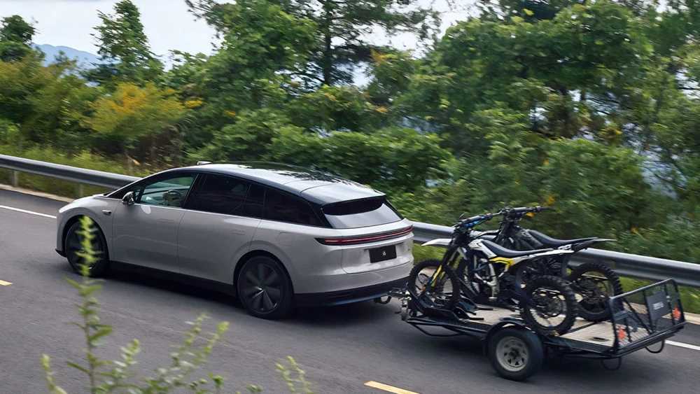 Li Auto i6 сбоку сзади в динамике с прицепом