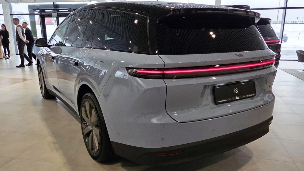 Электрический кроссовер Li i8 в Беларуси сбоку сзади