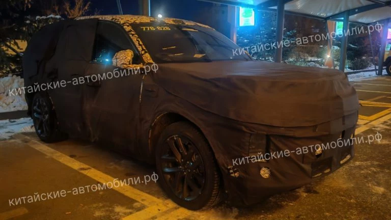 Новый кроссовер Li Auto L9 проходит зимние испытания на севере Китая сбоку спереди камуфляж
