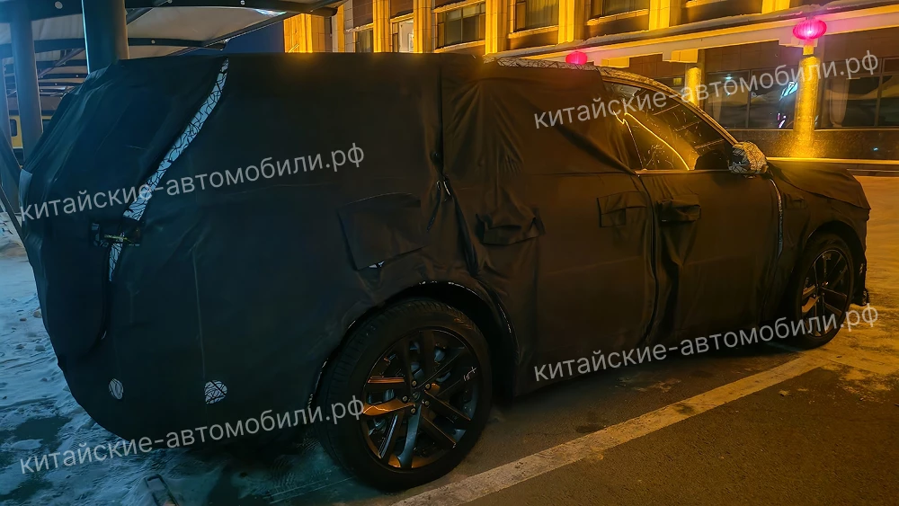 Новый кроссовер Li Auto L9 проходит зимние испытания на севере Китая сбоку сзади камуфляж