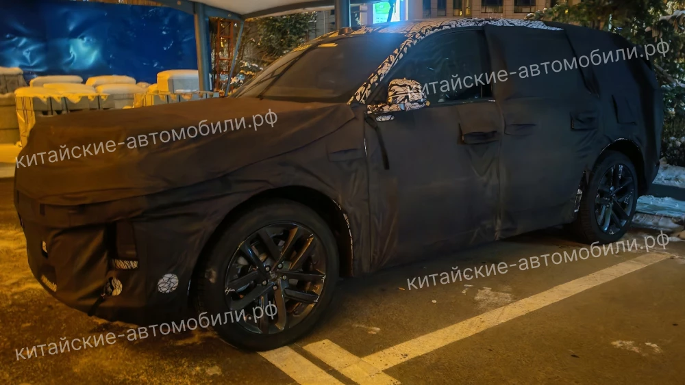 Новый кроссовер Li Auto L9 проходит зимние испытания на севере Китая сбоку спереди камуфляж