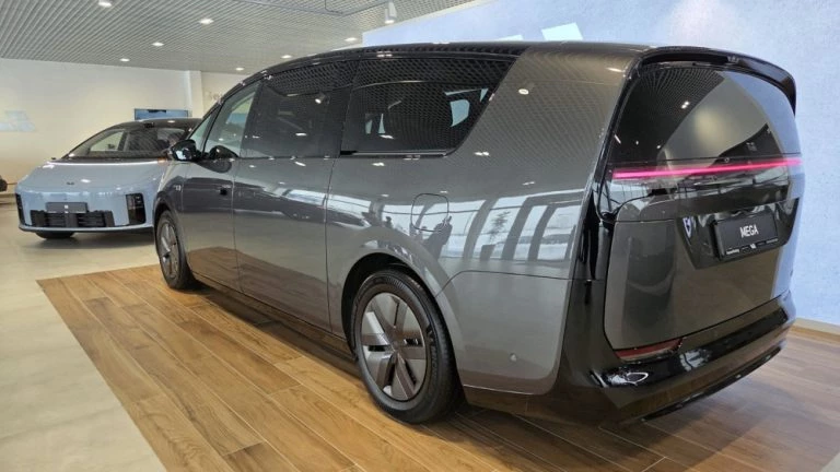 Электрический минивэн Li Mega в Беларуси сбоку сзади