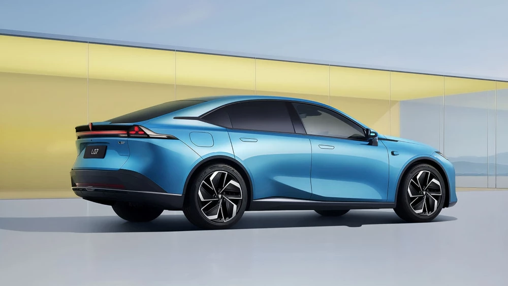 Электрический лифтбэк Deepal L07 сбоку сзади