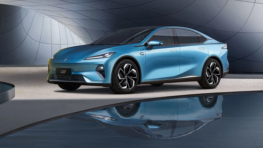 Электрический лифтбэк Deepal L07 сбоку спереди