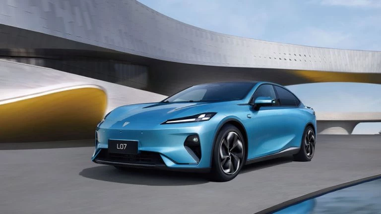 Электрический лифтбэк Deepal L07 сбоку спереди