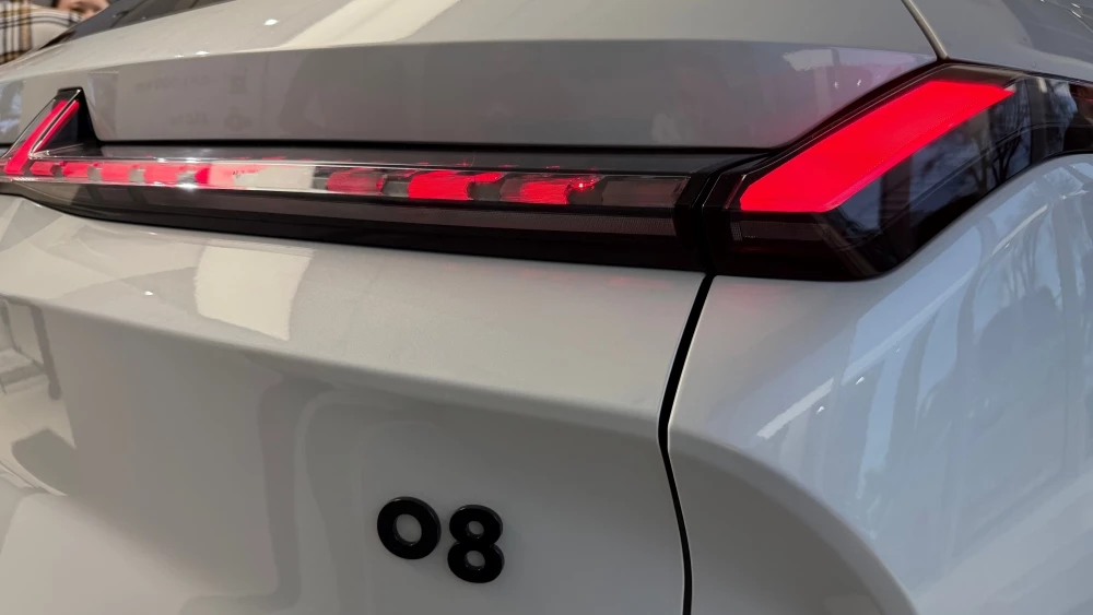 Lynk & Co 08 EM-P в Казахстане презентация сзади фонари рисунок