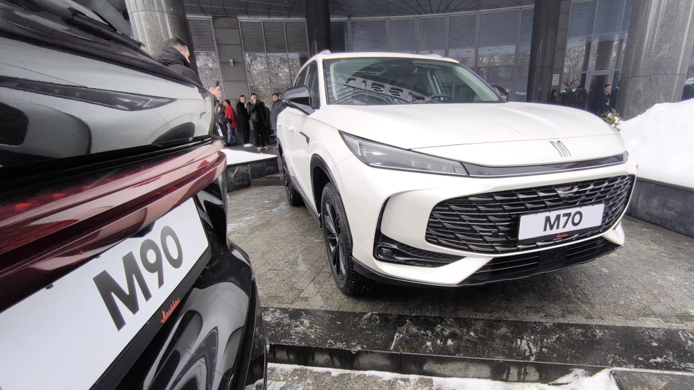 Кроссоверы Москвич М70 спереди в москве