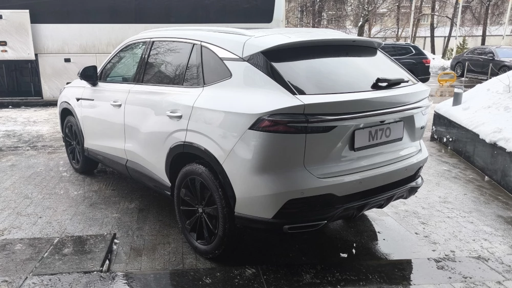 Кроссоверы Москвич М70 сбоку сзади в москве