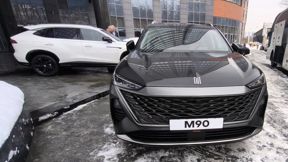 Кроссоверы Москвич М90 спереди в москве
