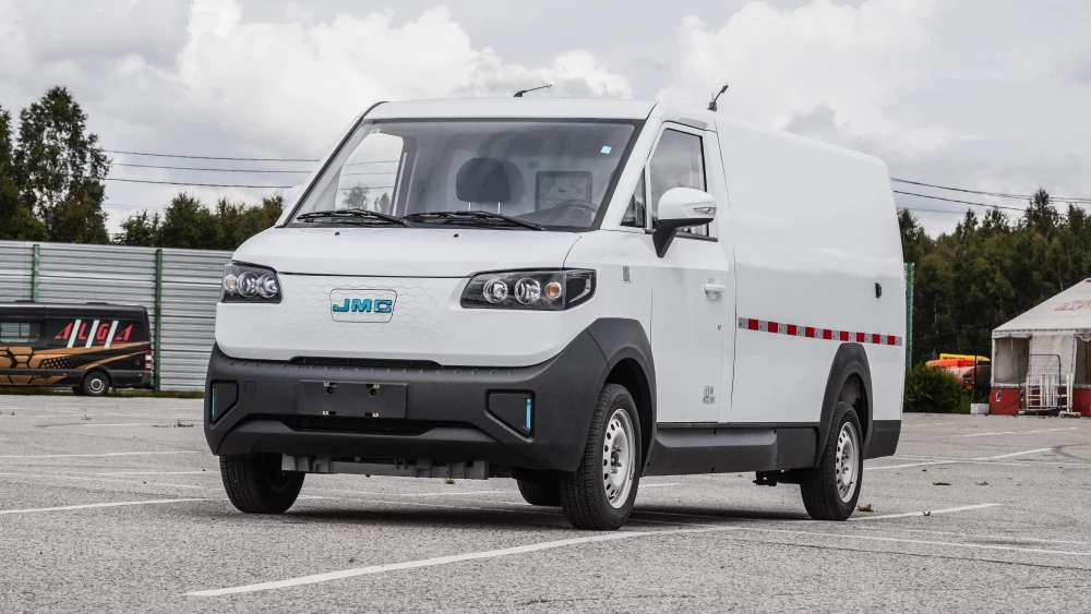 JMC E630 NEMO в России сбоку спереди в динамике