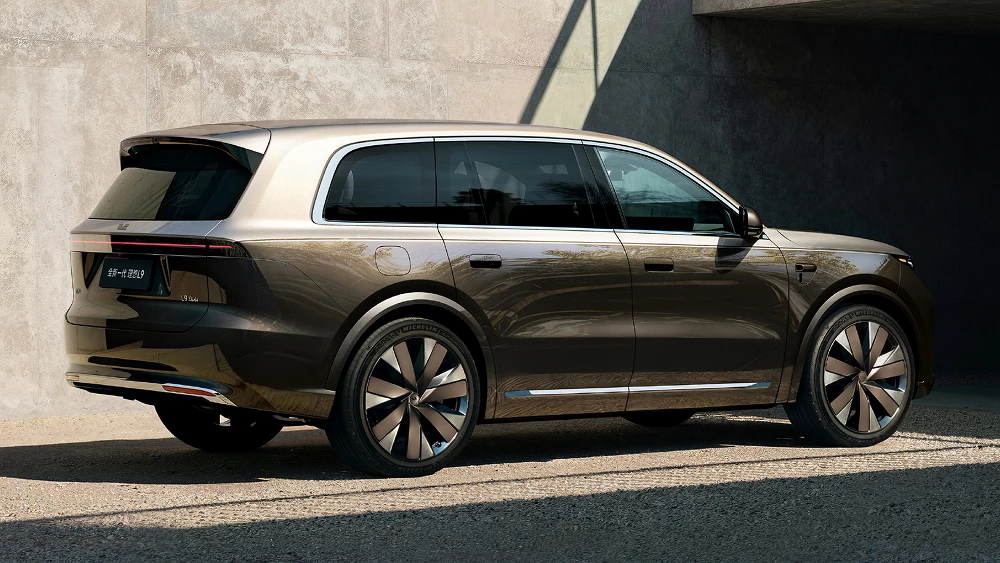 Новый Li Auto L9 livis официально представили в Китае сбоку сзади гибридный автомобиль