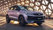 Обновленный Geely Coolray вышел на рынок Казахстана сбоку спереди сереневый кроссовер