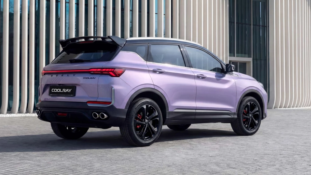Обновленный Geely Coolray вышел на рынок Казахстана сбоку сзади сереневый кроссовер