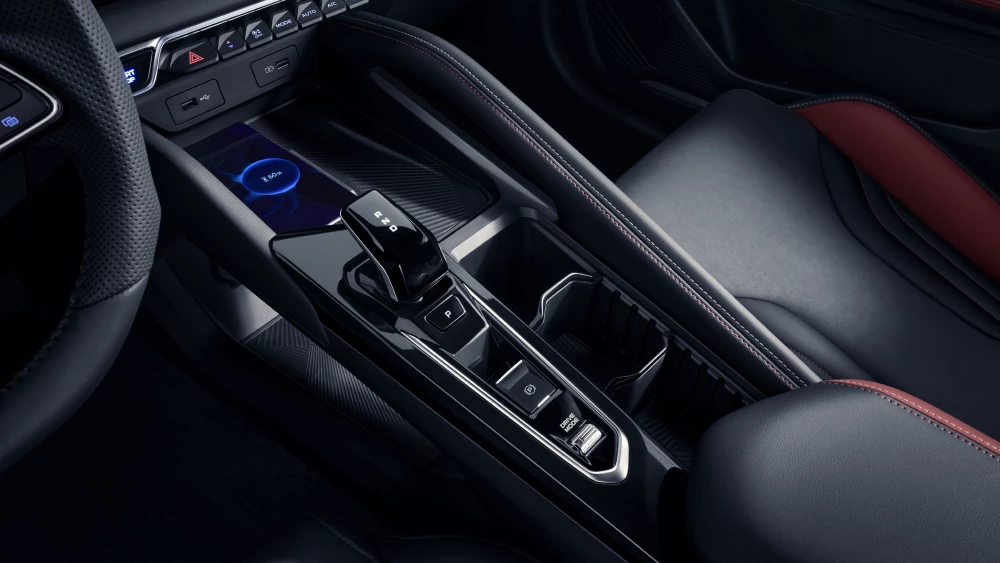 Обновленный Geely Coolray вышел на рынок Казахстана салон черный красный