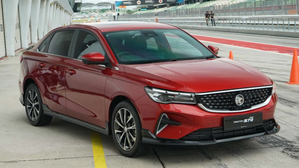 близнец Belgee S50 копия geely emgrand Proton S70 обновился новый турбомотор сбоку спереди красный седан