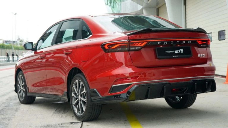 близнец Belgee S50 копия geely emgrand Proton S70 обновился новый турбомотор сбоку сзади красный седан