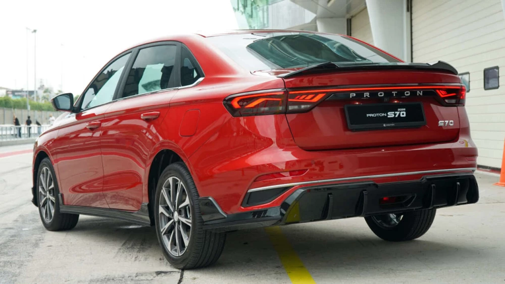 близнец Belgee S50 копия geely emgrand Proton S70 обновился новый турбомотор сбоку сзади красный седан