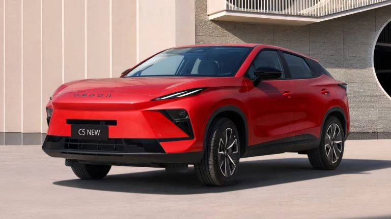 Раскрыты подробности о силовой установке нового Omoda C5 кроссовер сбоку спереди красный