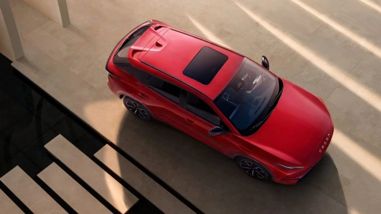 Раскрыты подробности о силовой установке нового Omoda C5 кроссовер сбоку спереди красный