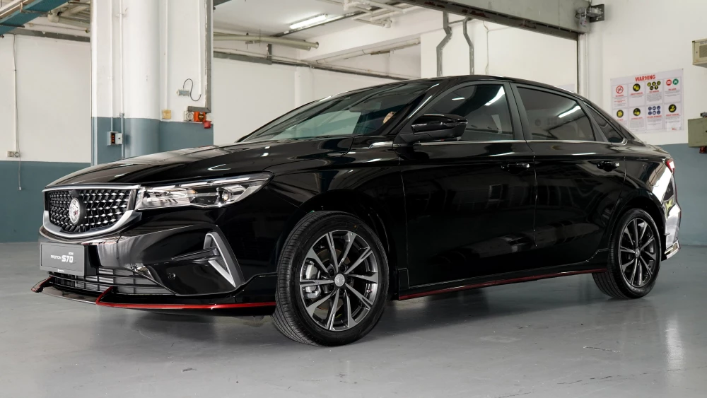 близнец Belgee S50 копия geely emgrand Proton S70 обновился новый турбомотор сбоку спереди черный седан flagship x