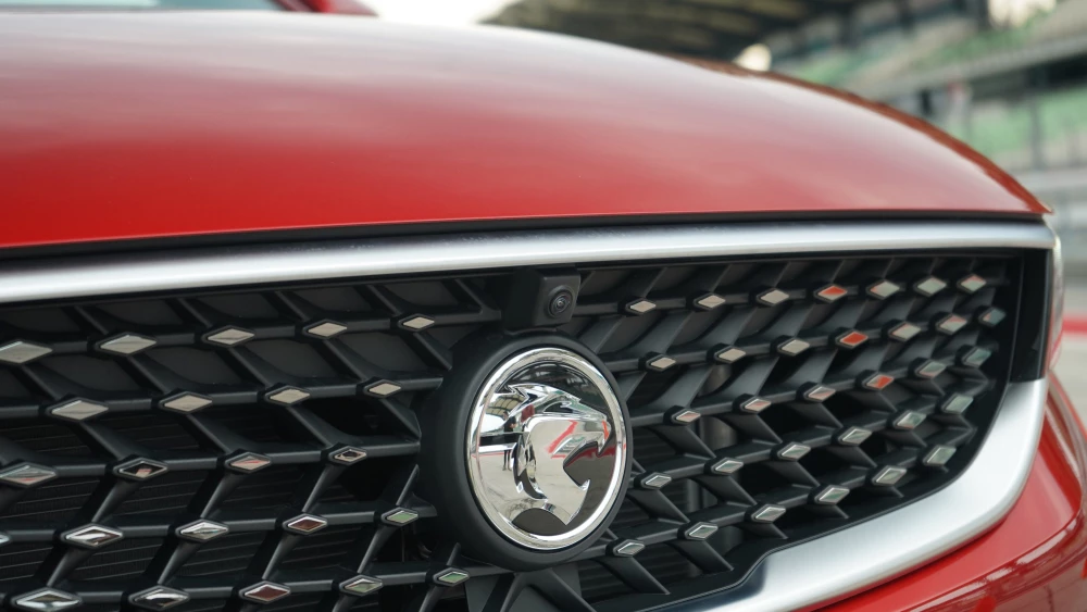 близнец Belgee S50 копия geely emgrand Proton S70 обновился новый турбомотор сбоку спереди красный эмблема логотип