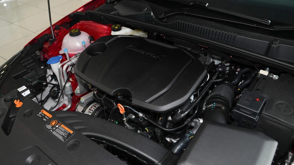 близнец Belgee S50 копия geely emgrand Proton S70 обновился новый турбомотор сбоку спереди красный седан турбомотор четыре цилиндра 181 л.с. новый двигатель